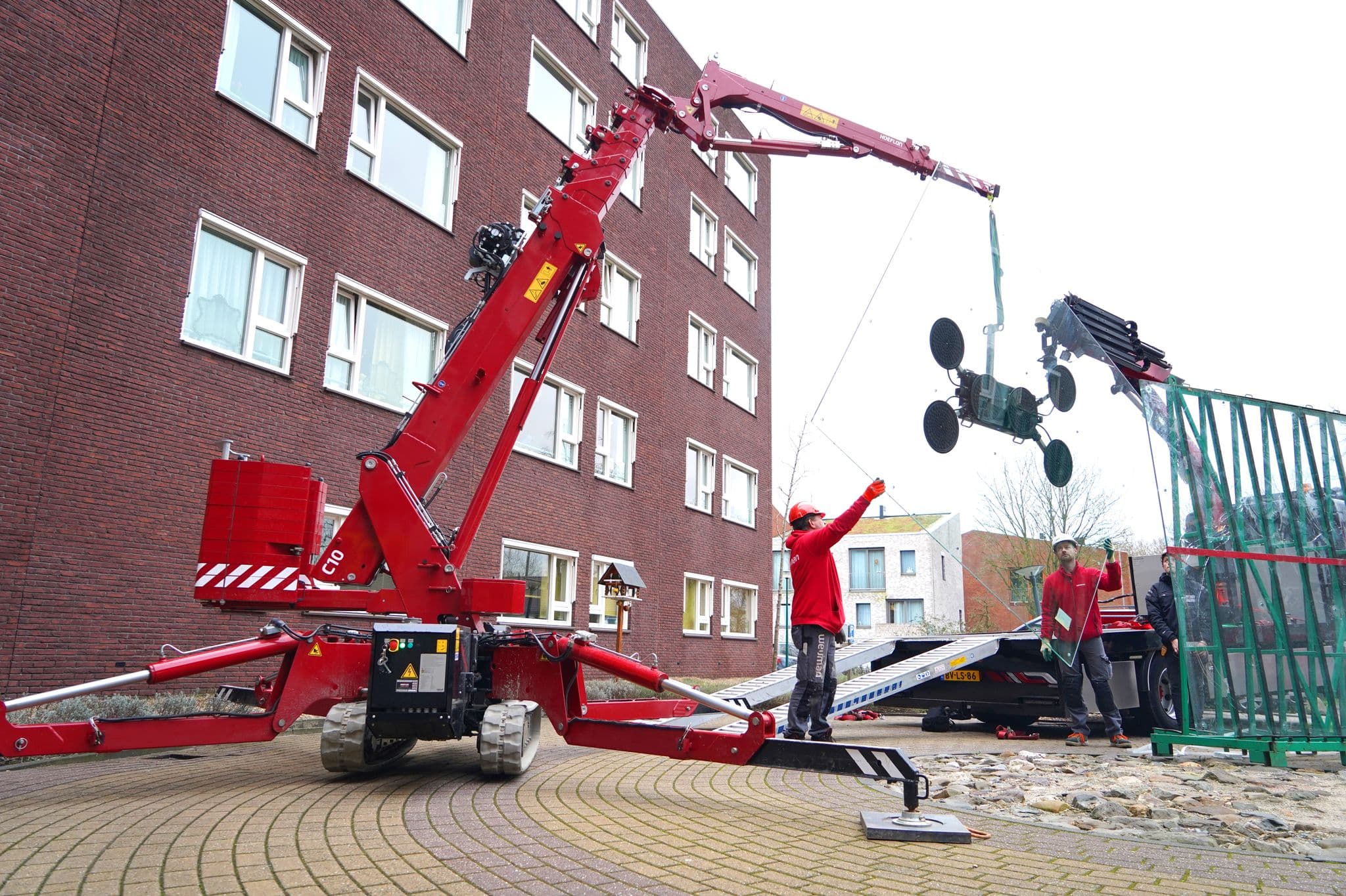 Hoeflon C10 en action avec le dispositif de succion pour verre.