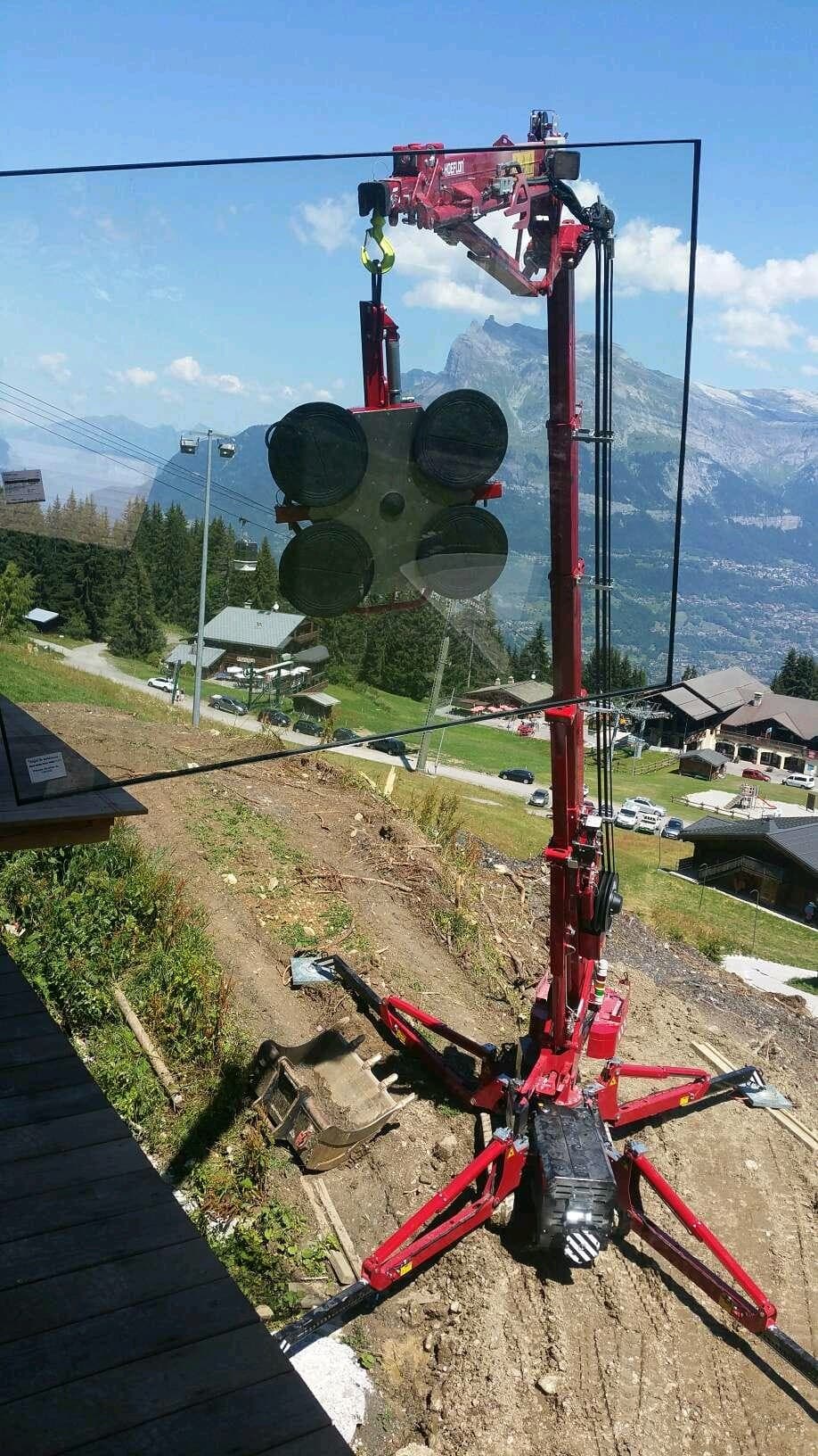 Hoeflon C6e soulevant une fenêtre avec succion pour verre.