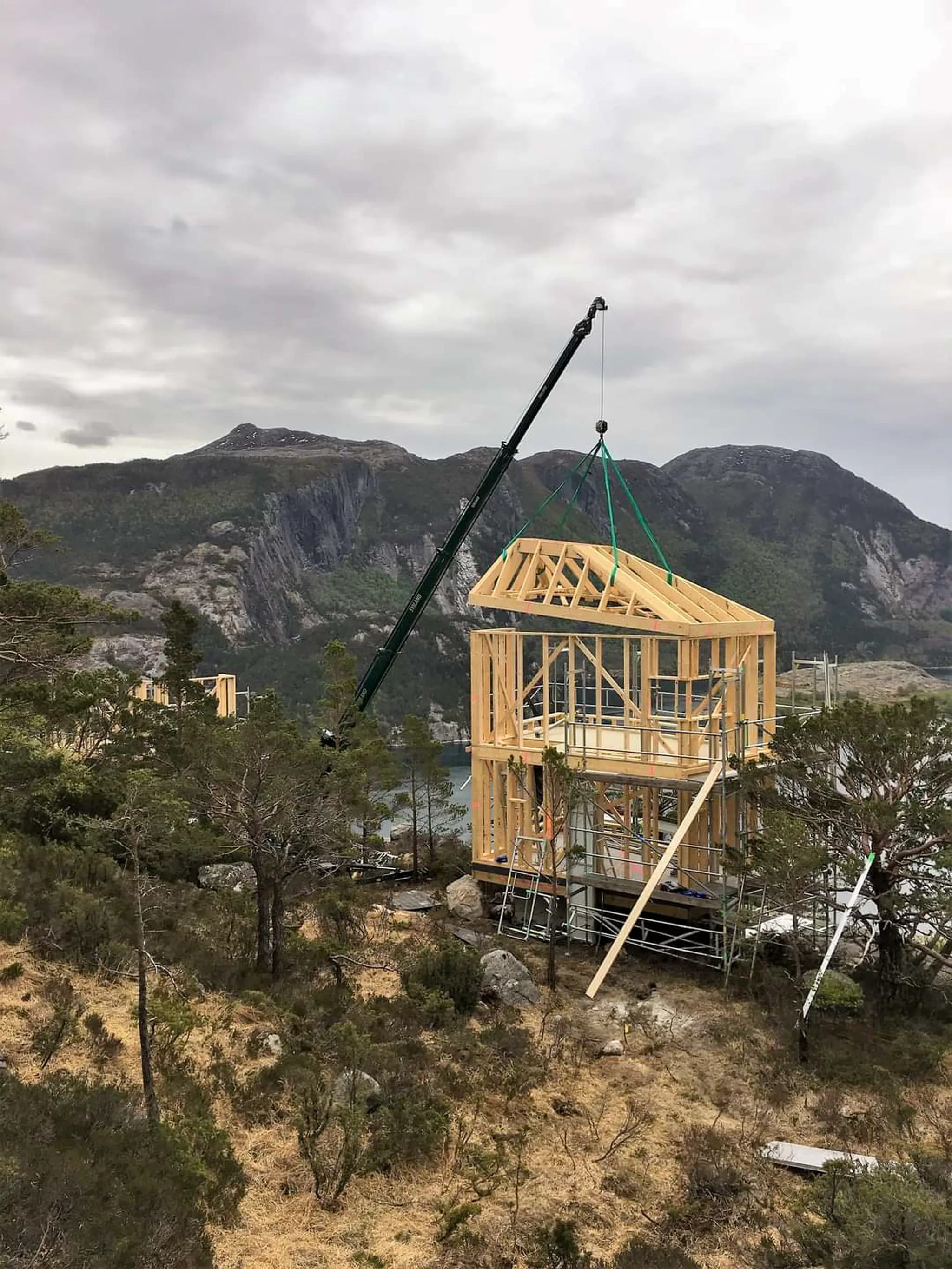 Hoeflon C6e soulevant un cadre en bois en Norvège avec des montagnes.
