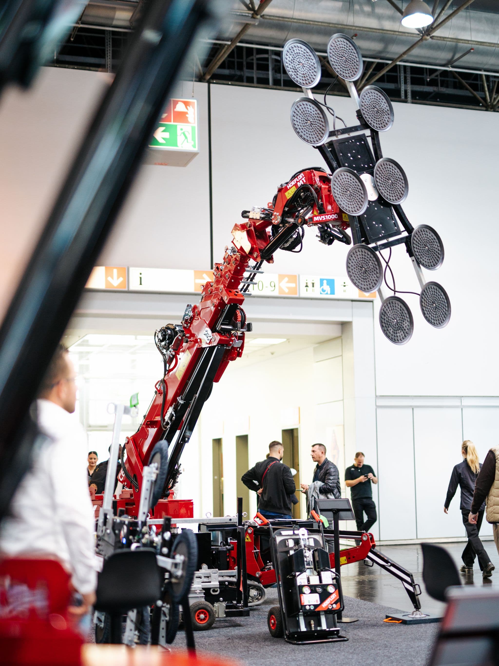 Grue Hoeflon soulevant un objet avec succion lors d'un salon.