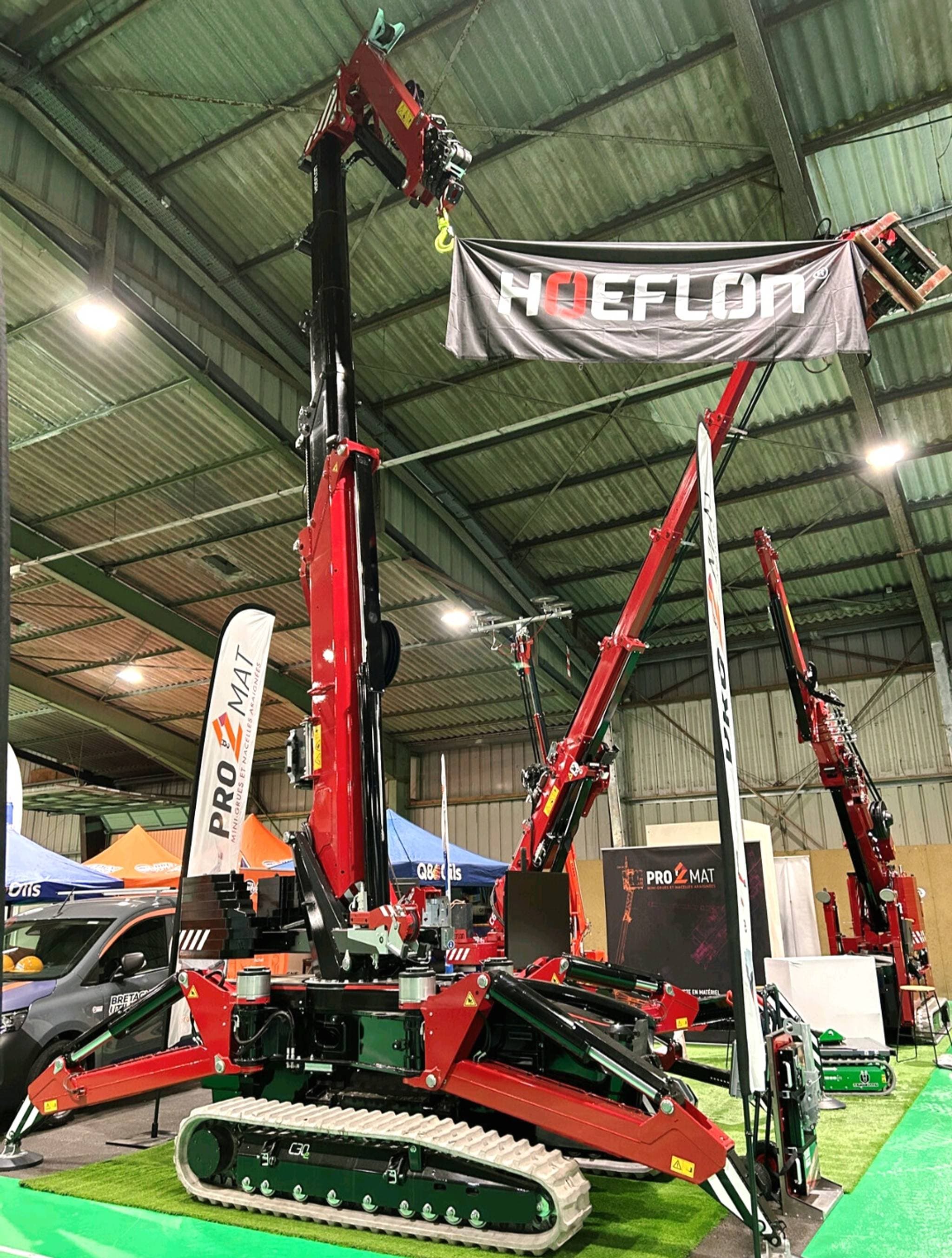 Grue Hoeflon au stand d'exposition avec une bannière.