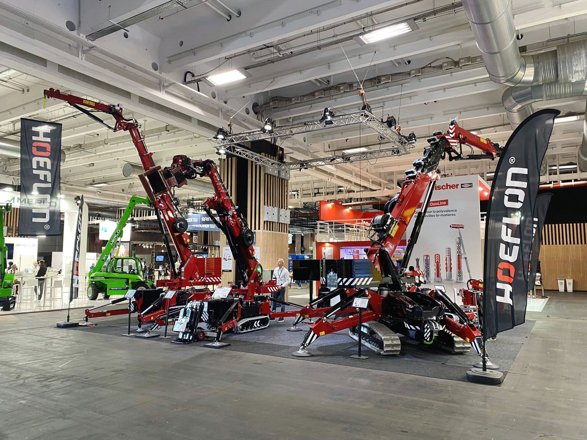 Grues Hoeflon sur un stand de salon pendant Batimat 2024.