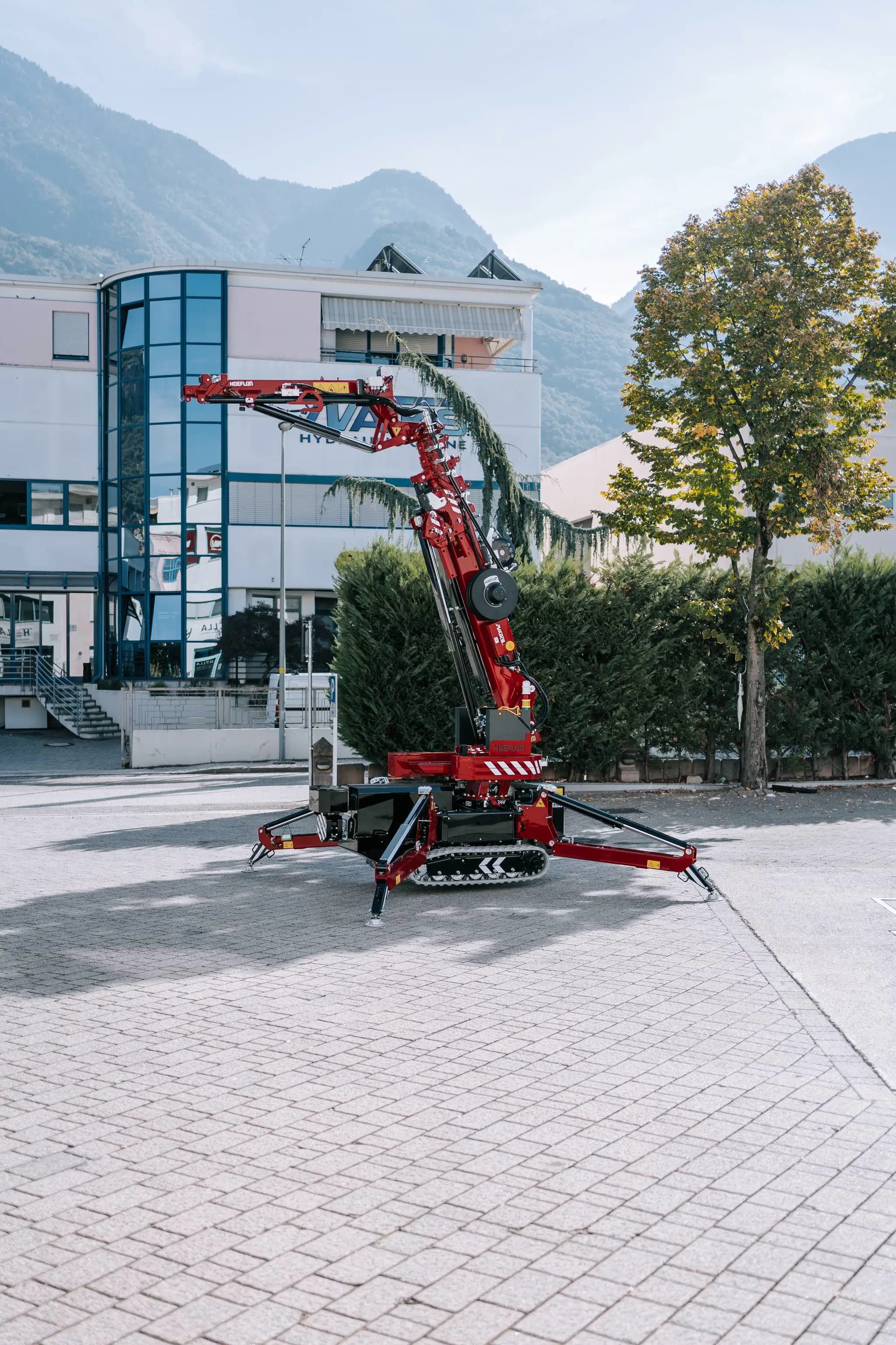 Grue Hoeflon dehors devant un bâtiment.