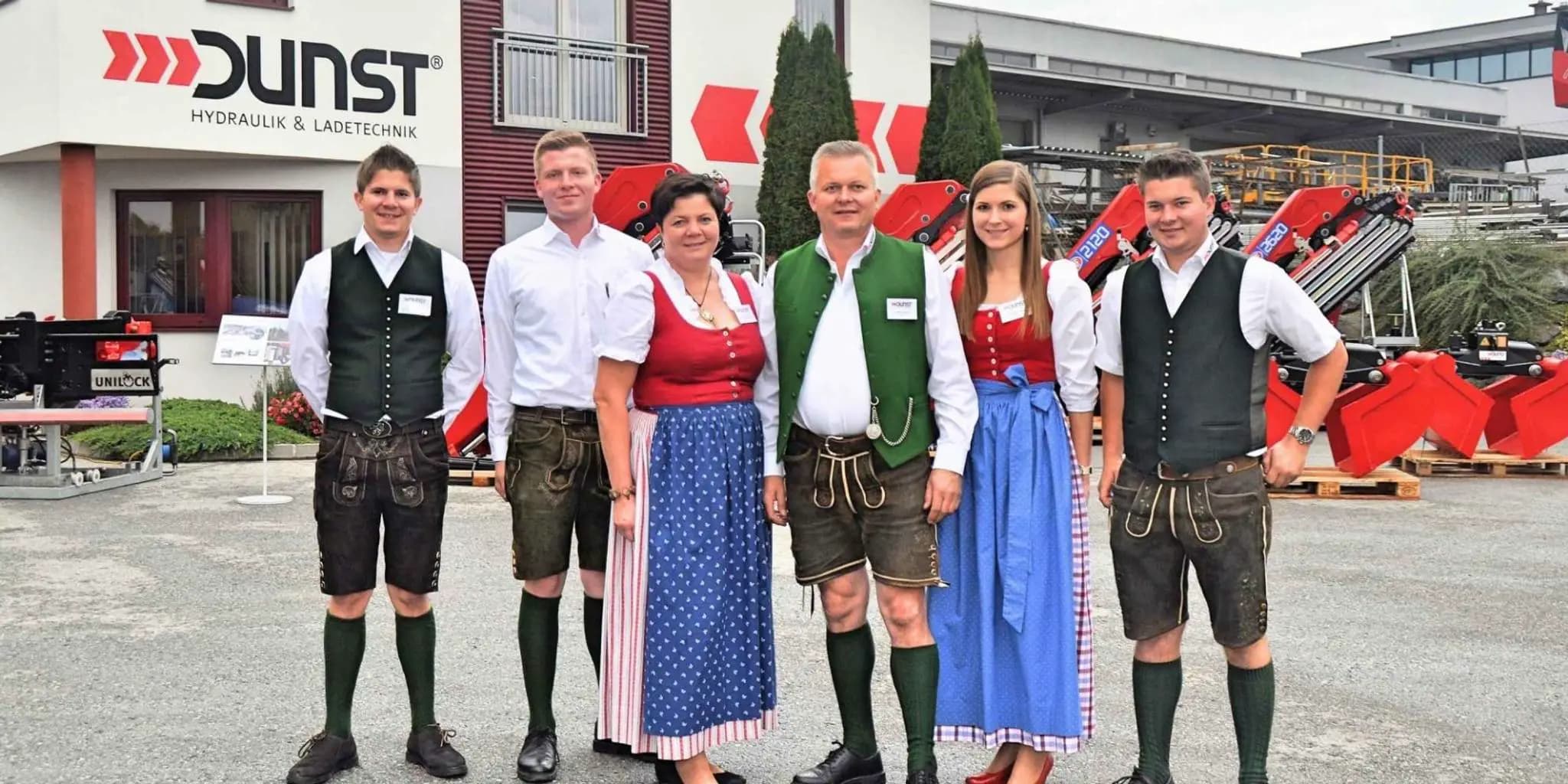 Membres de l'équipe Dunst en tenue traditionnelle.