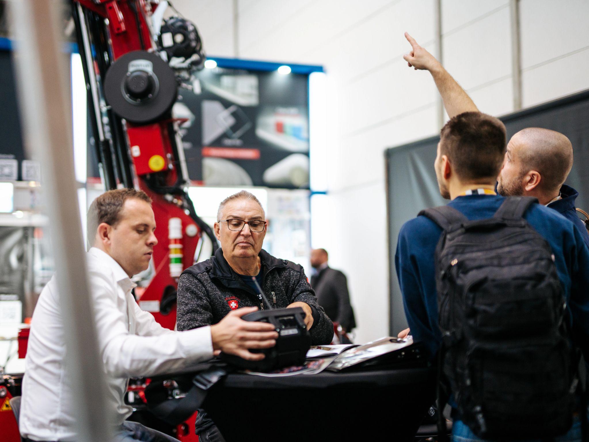 Discussion au stand Hoeflon lors d'un salon.