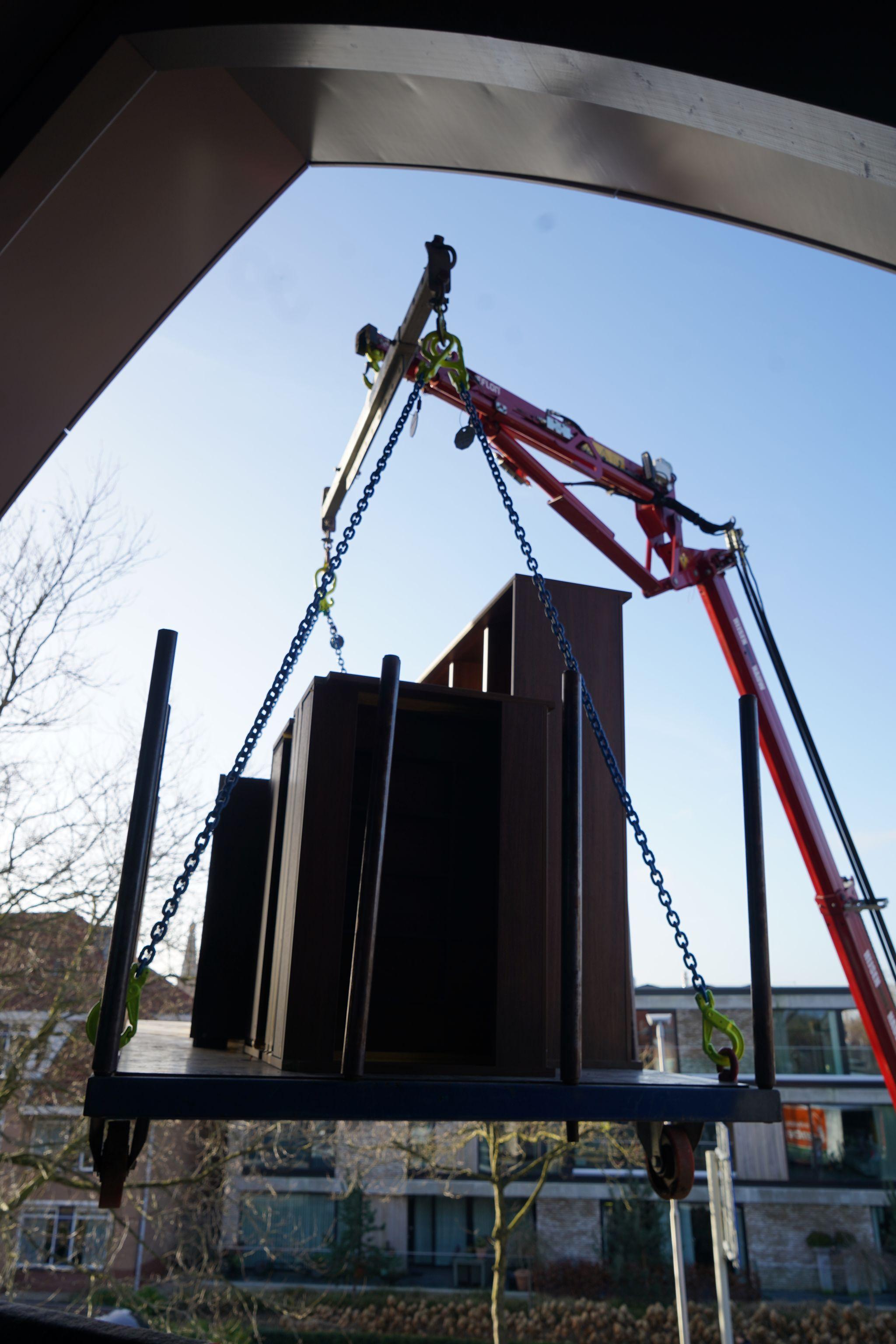 Grue Hoeflon soulevant un objet avec une chaîne.