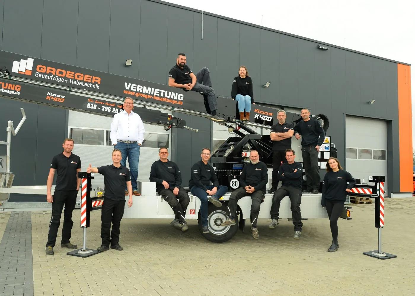 Photo du team de Groeger Bauaufzüge avec grue en arrière-plan.