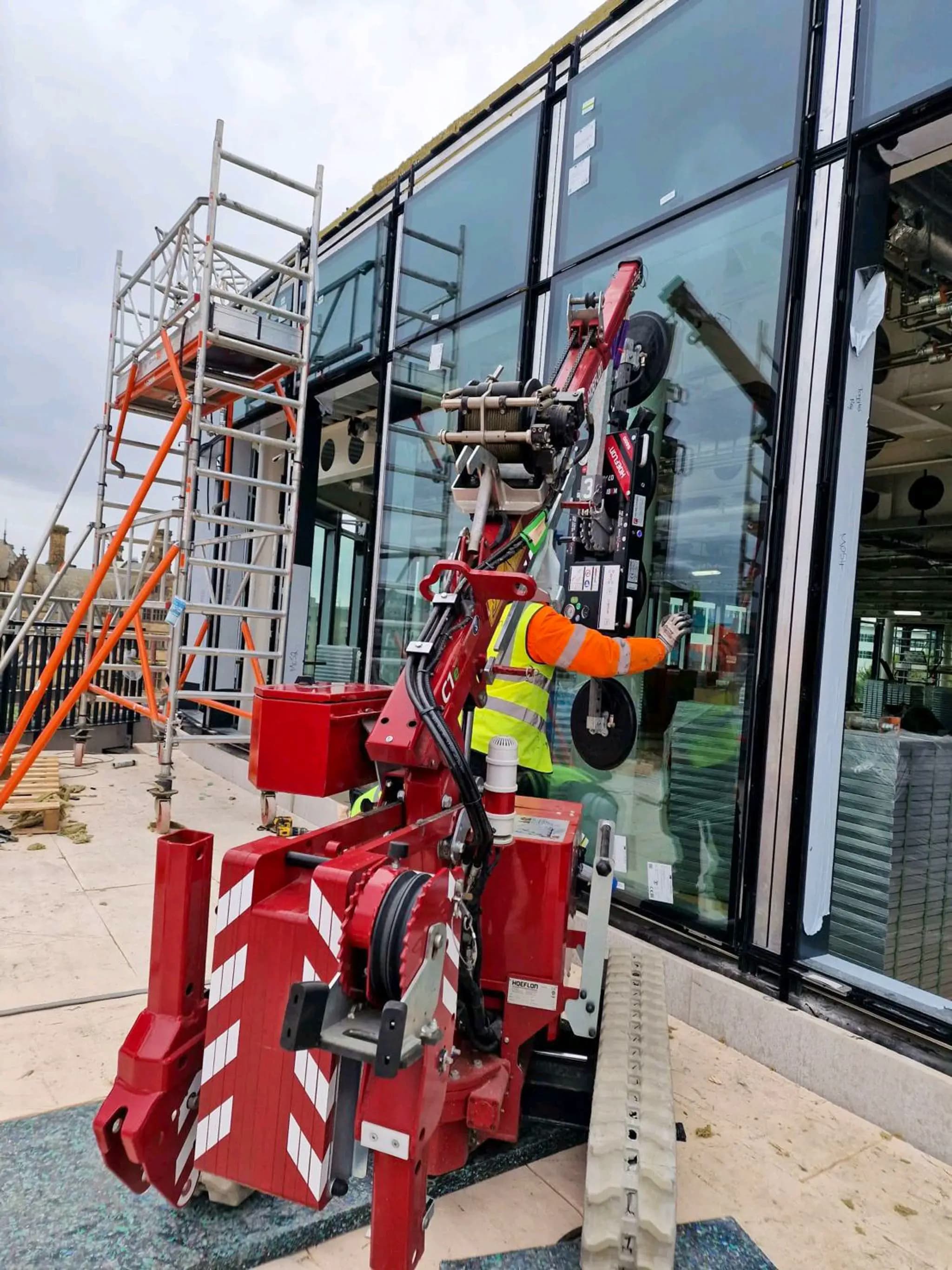 Hoeflon C1e avec dispositif de succion pour verre en activité en Angleterre.