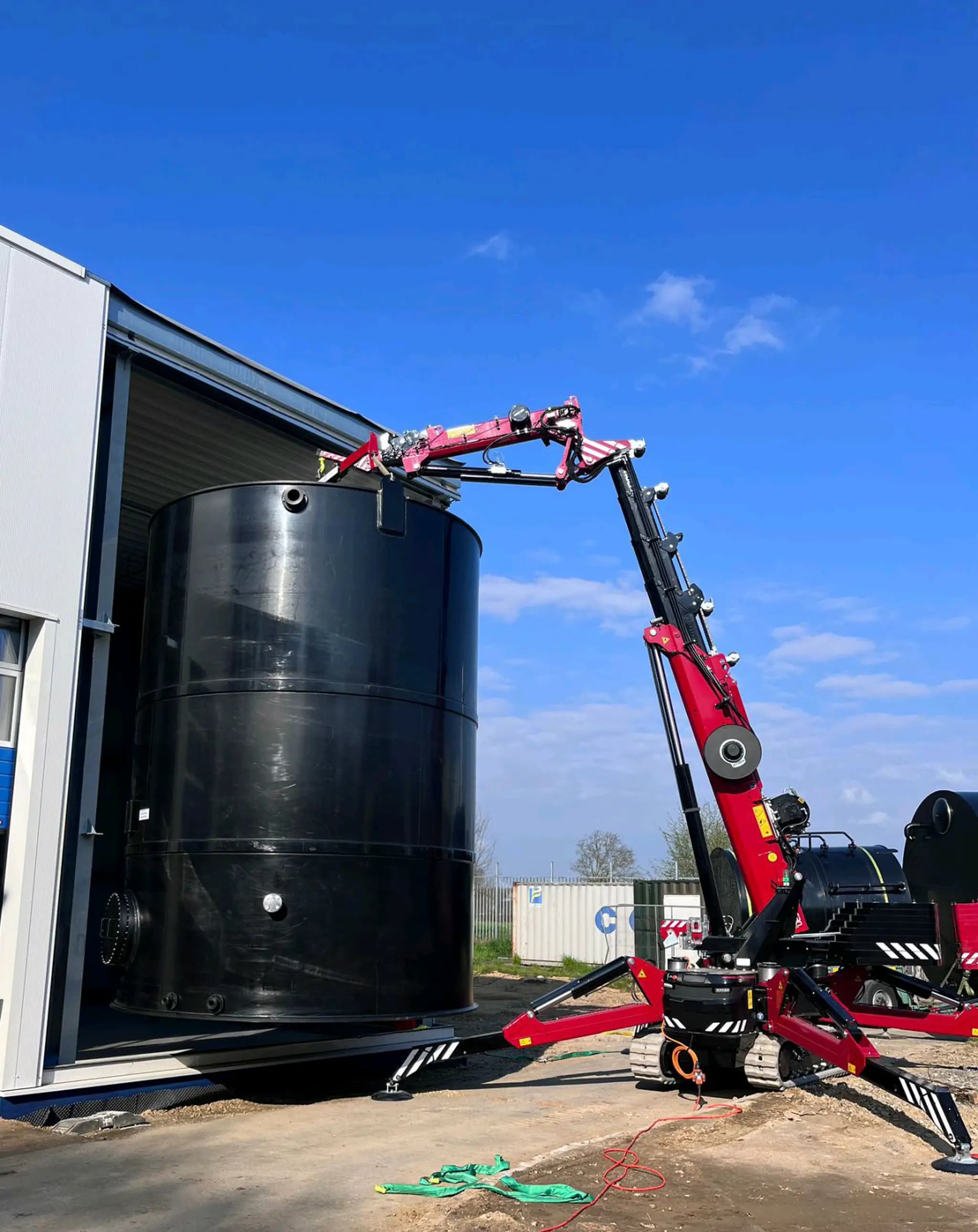 Hoeflon C30e plaçant un réservoir silo.